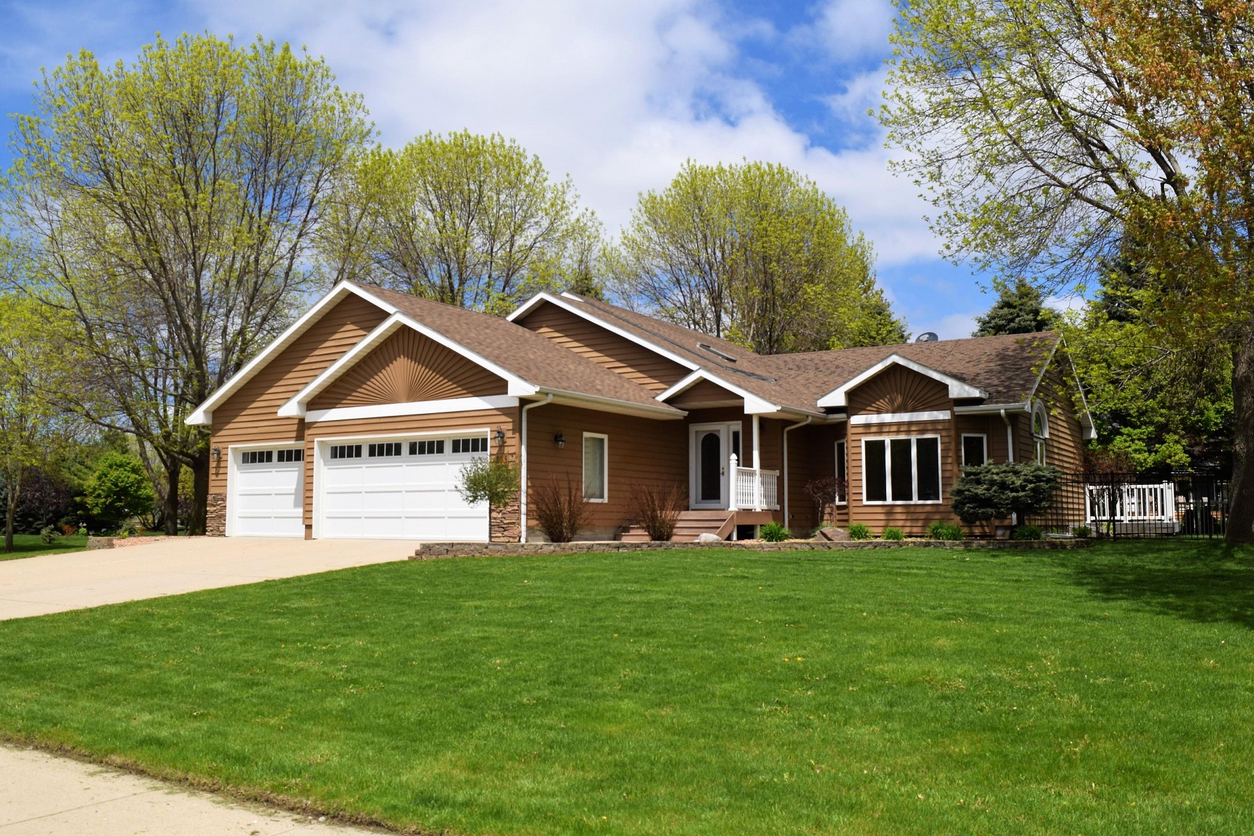 805 Arrowhead Pass, Brookings, SD 57006