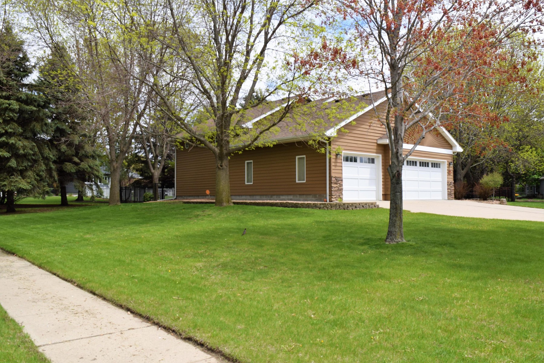 805 Arrowhead Pass, Brookings, SD 57006