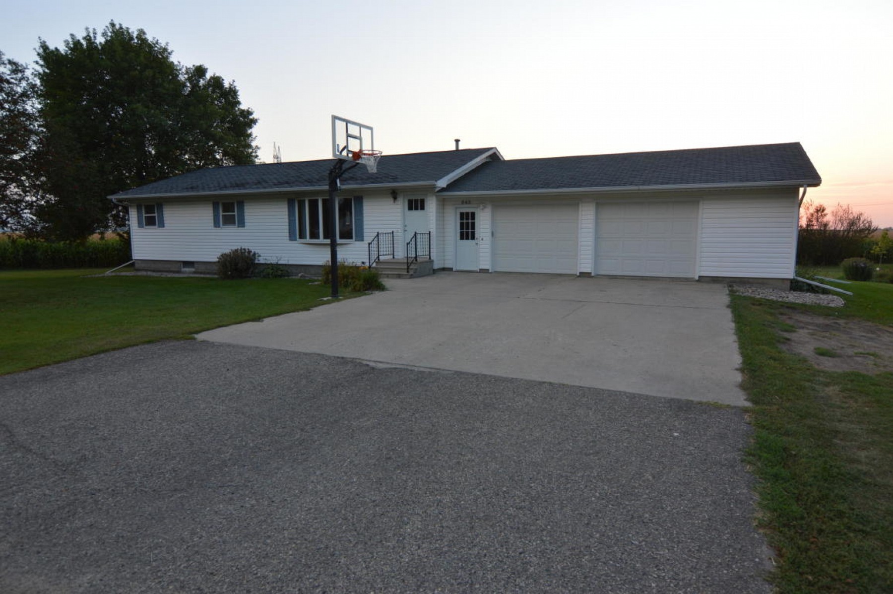 845 Dakota Street, Toronto, SD 57268