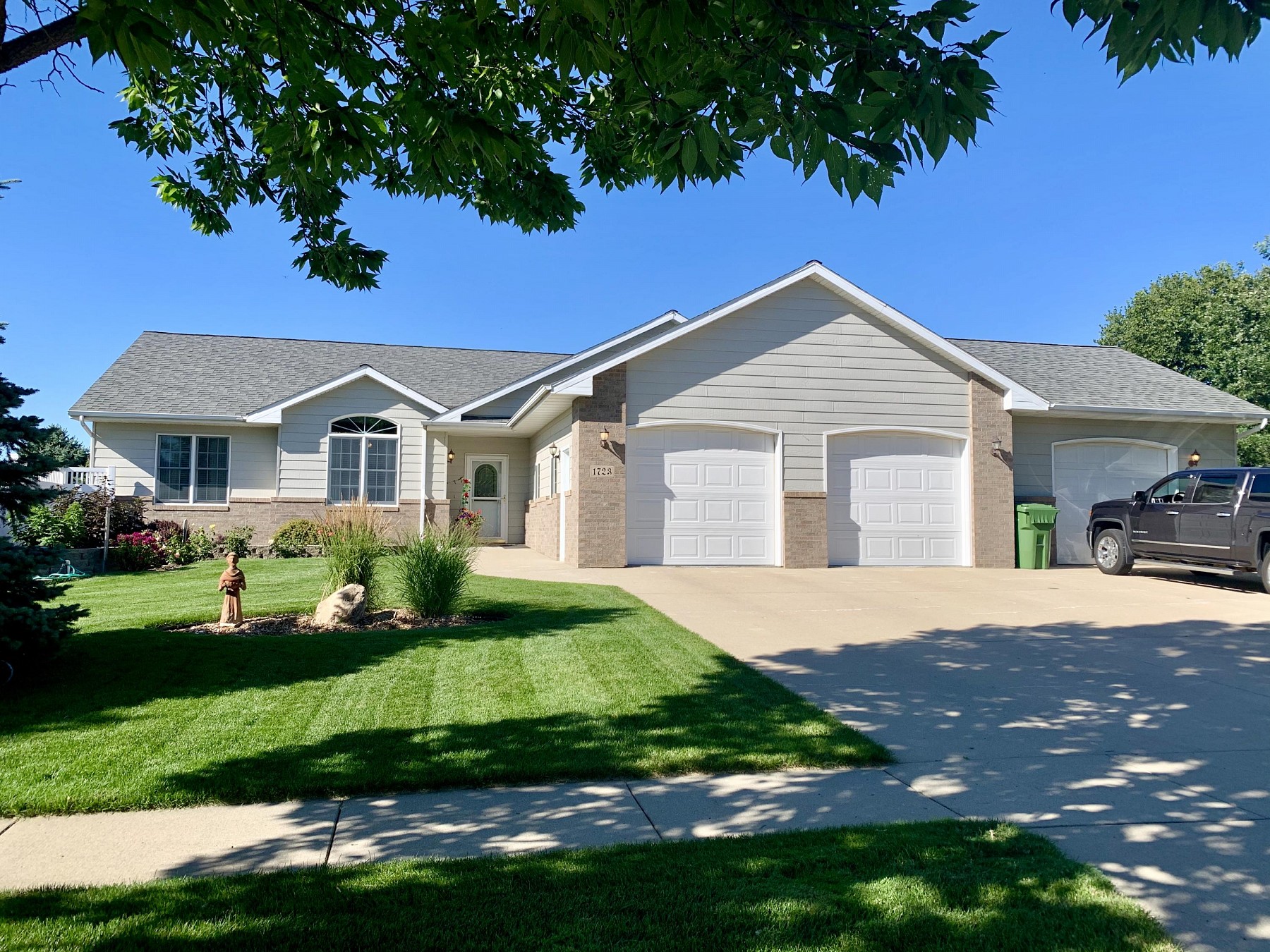 1723 Cypress Point Drive, Brookings, SD 57006