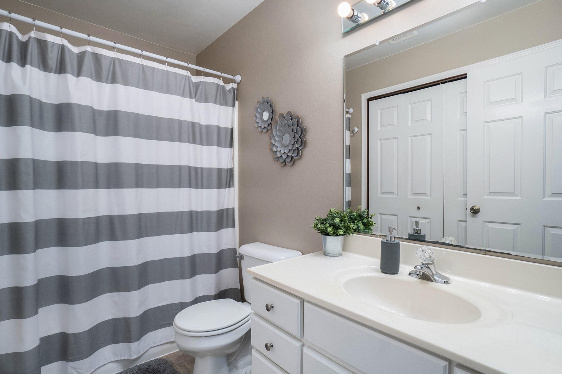 1022 Yorktown Drive, Brookings, SD 57006