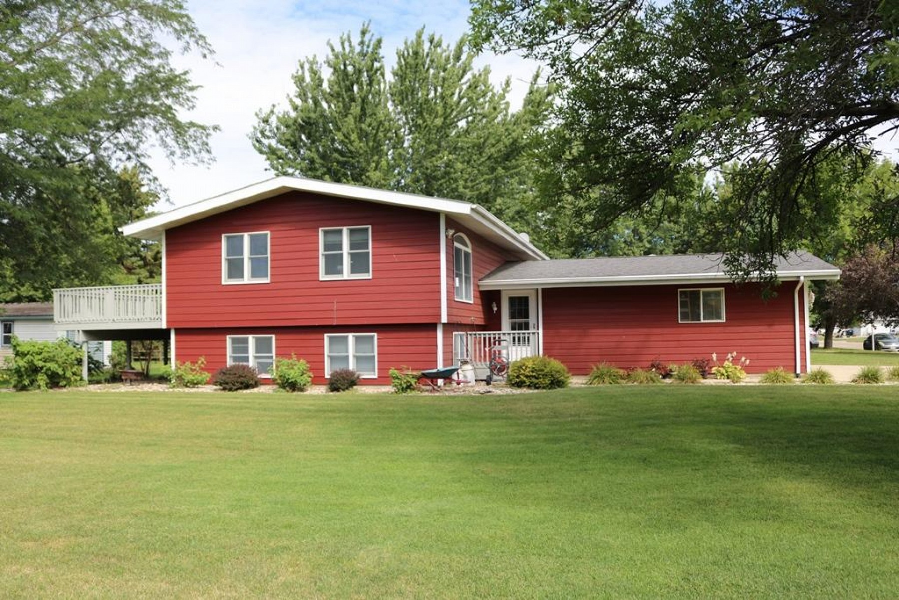 407 Lincoln Lane, Volga, SD 57071