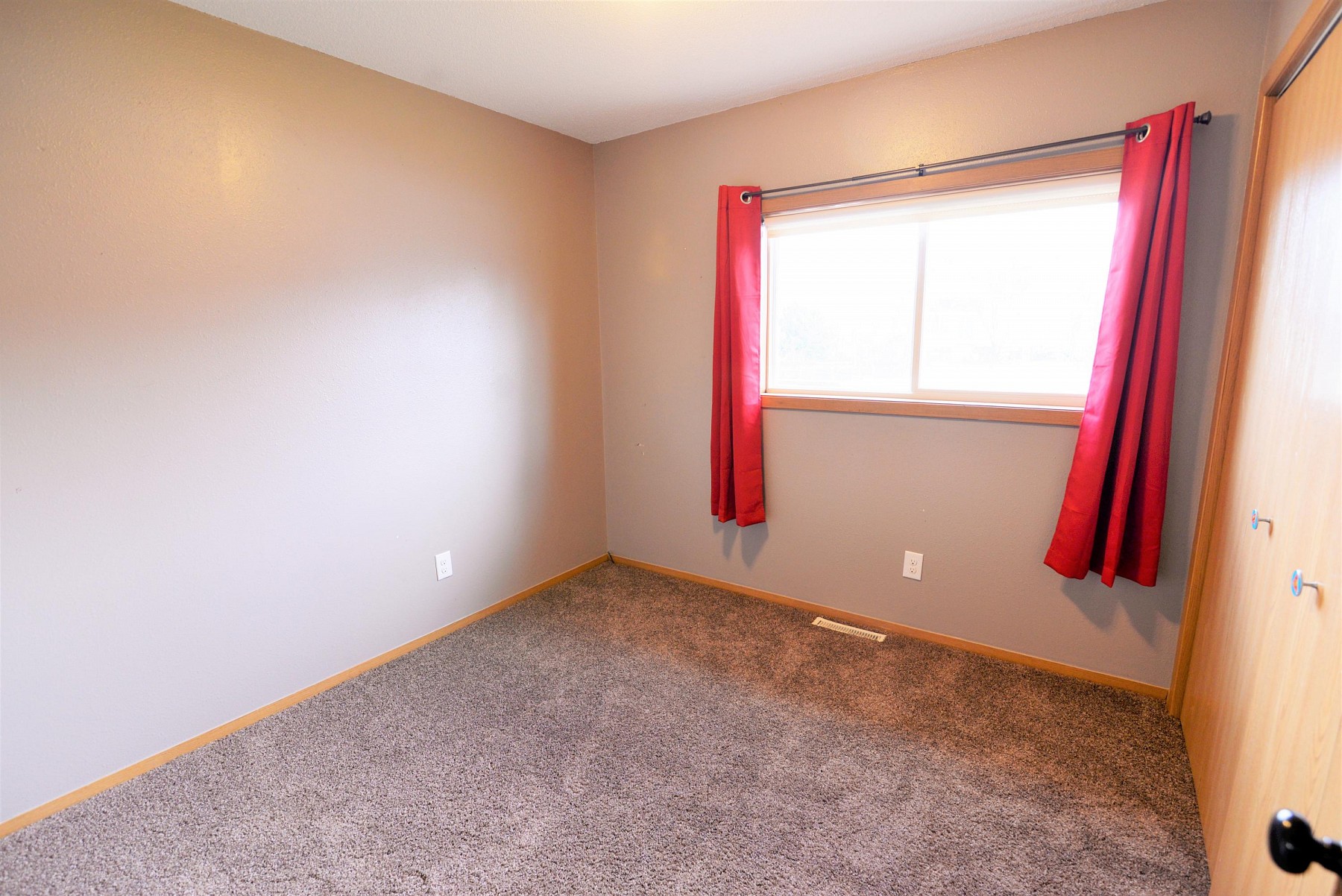 2221 Rhonda Road, Brookings, SD 57006