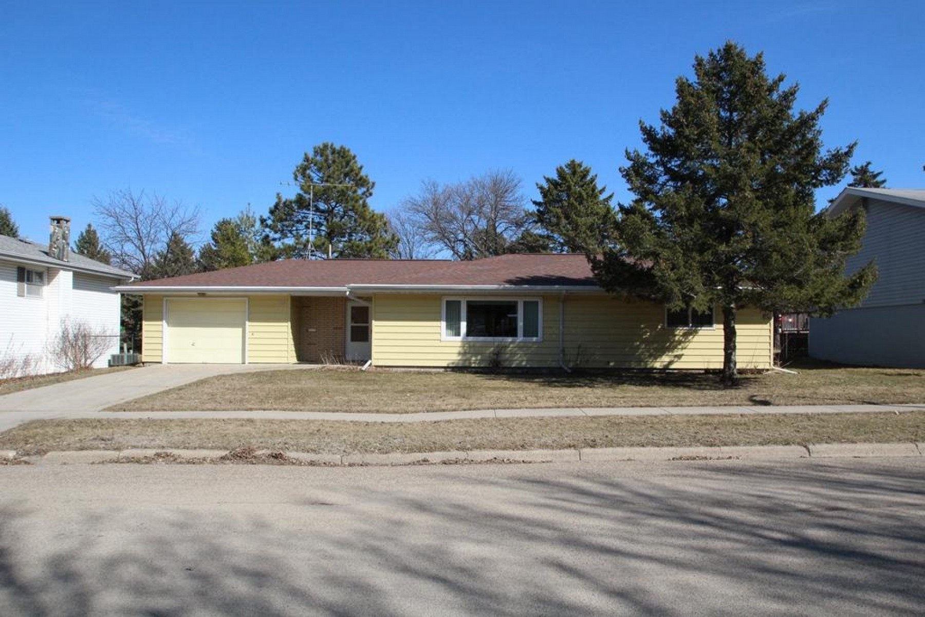 322 21st Avenue, Brookings, SD 57006