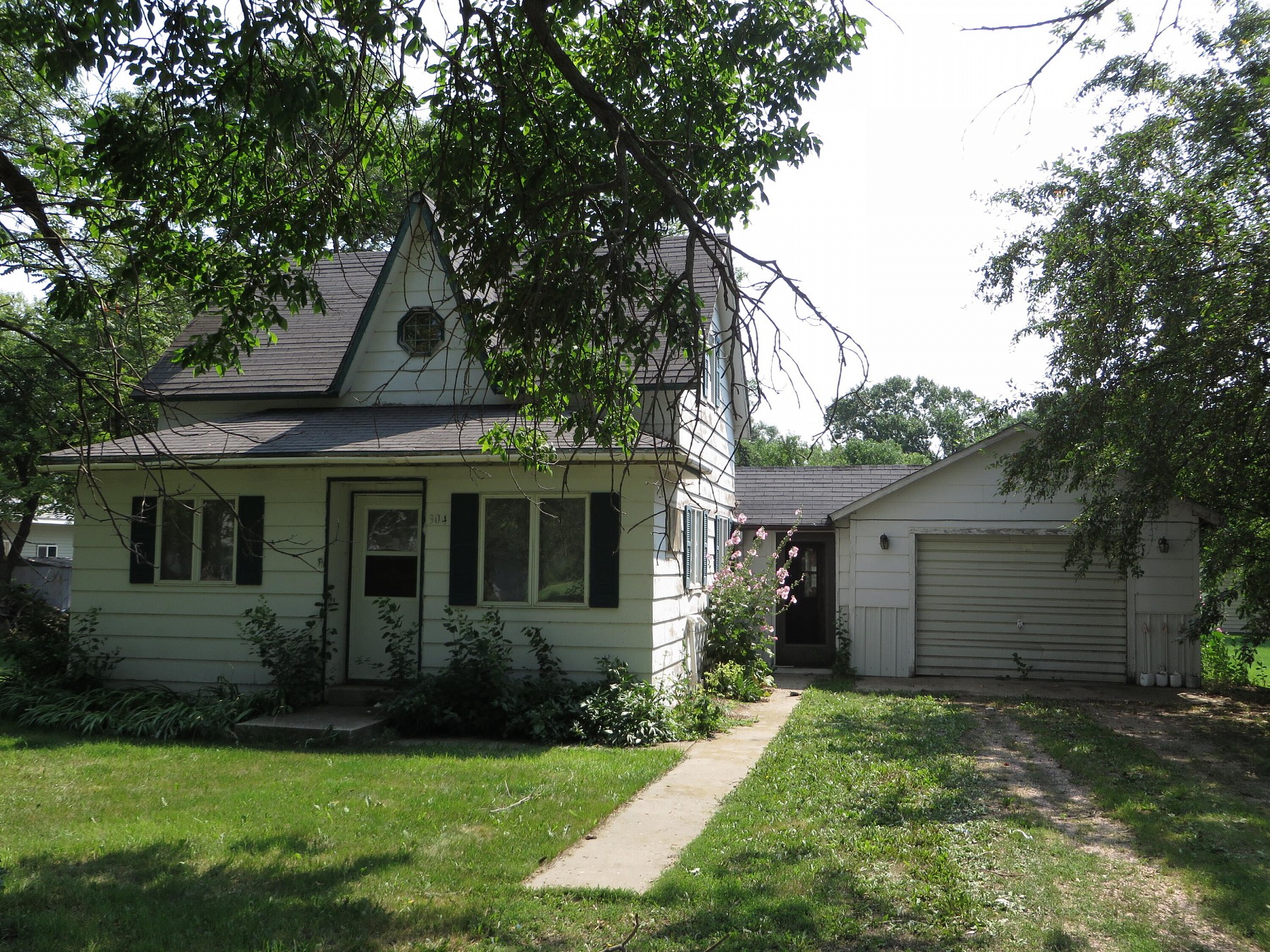 304 Lake Avenue S, Lake Preston, SD 57249