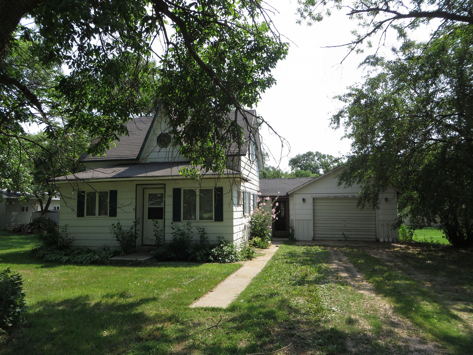 304 Lake Avenue S, Lake Preston, SD 57249