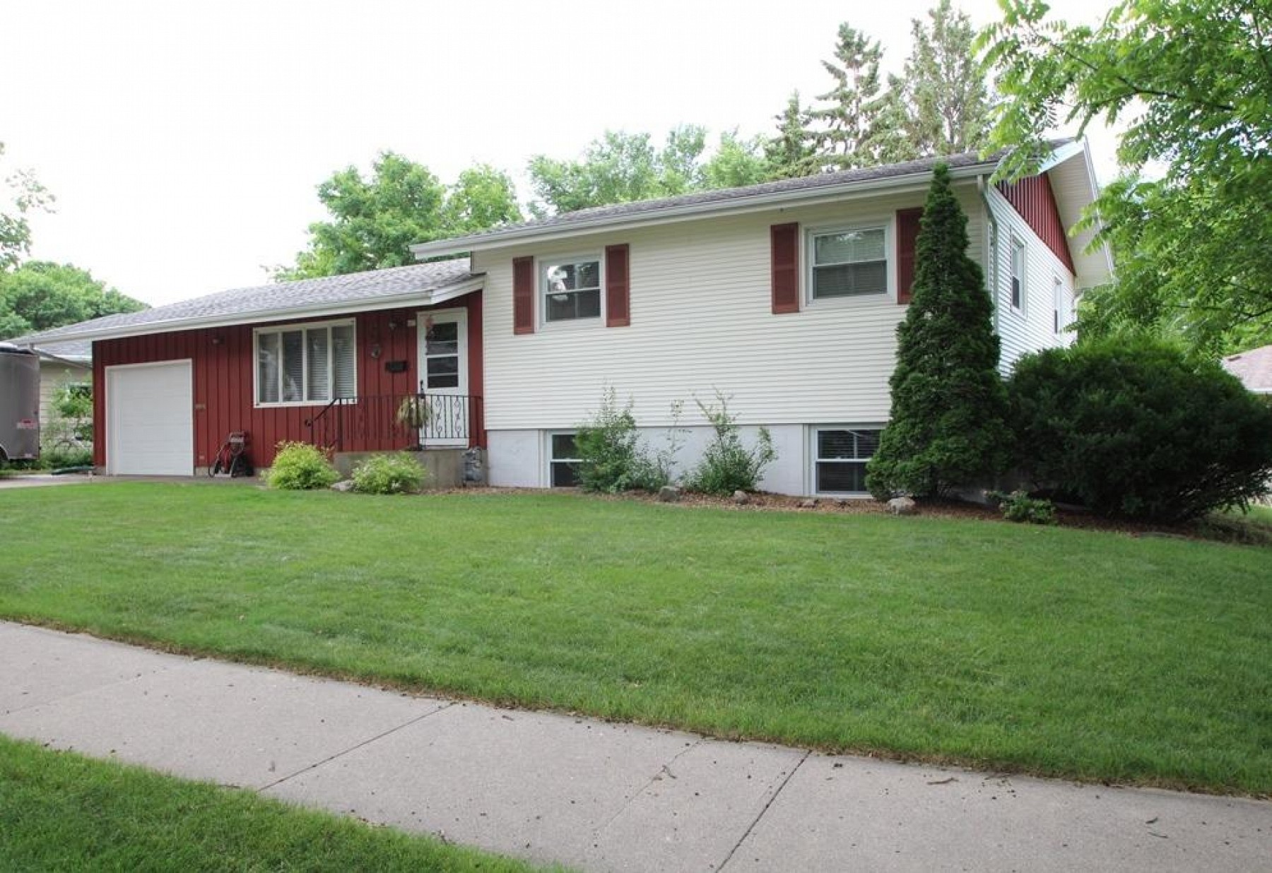 427 Dakota Avenue, Brookings, SD 57006