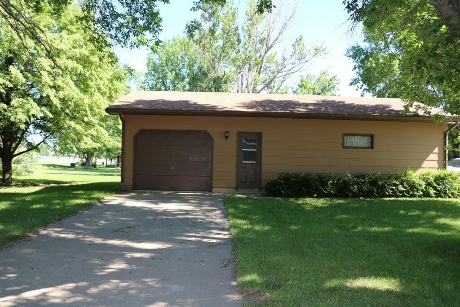 307 Lincoln Lane, Volga, SD 57071