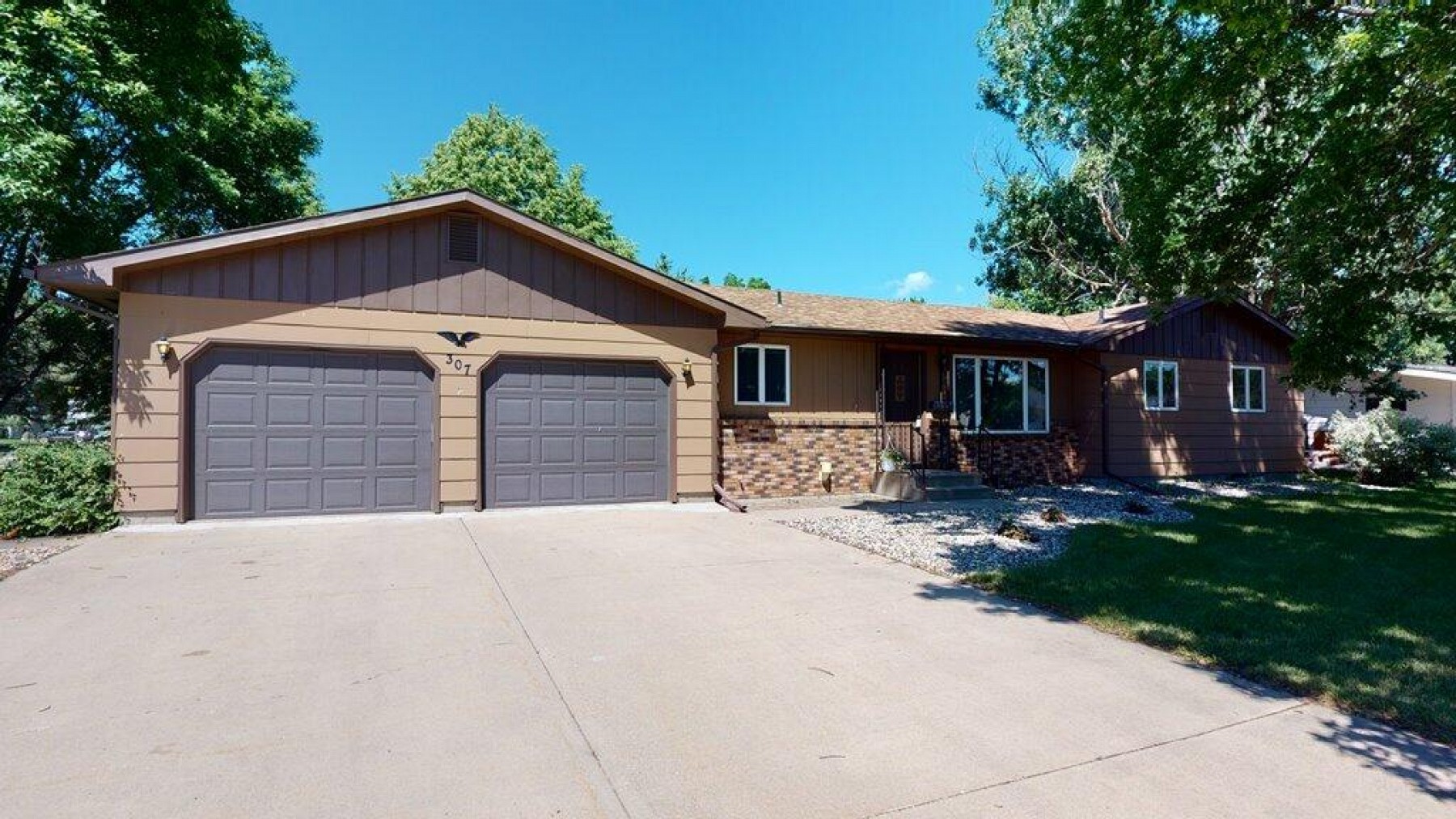 307 Lincoln Lane, Volga, SD 57071