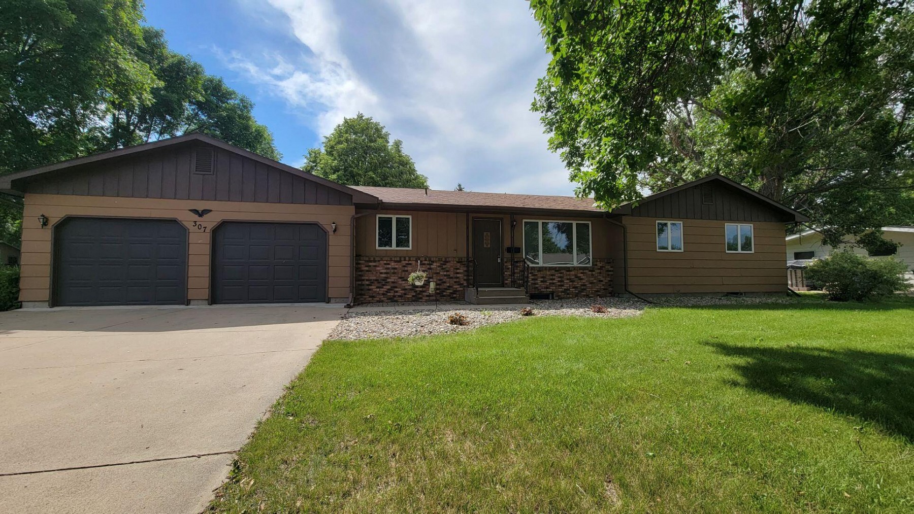 307 Lincoln Lane, Volga, SD 57071