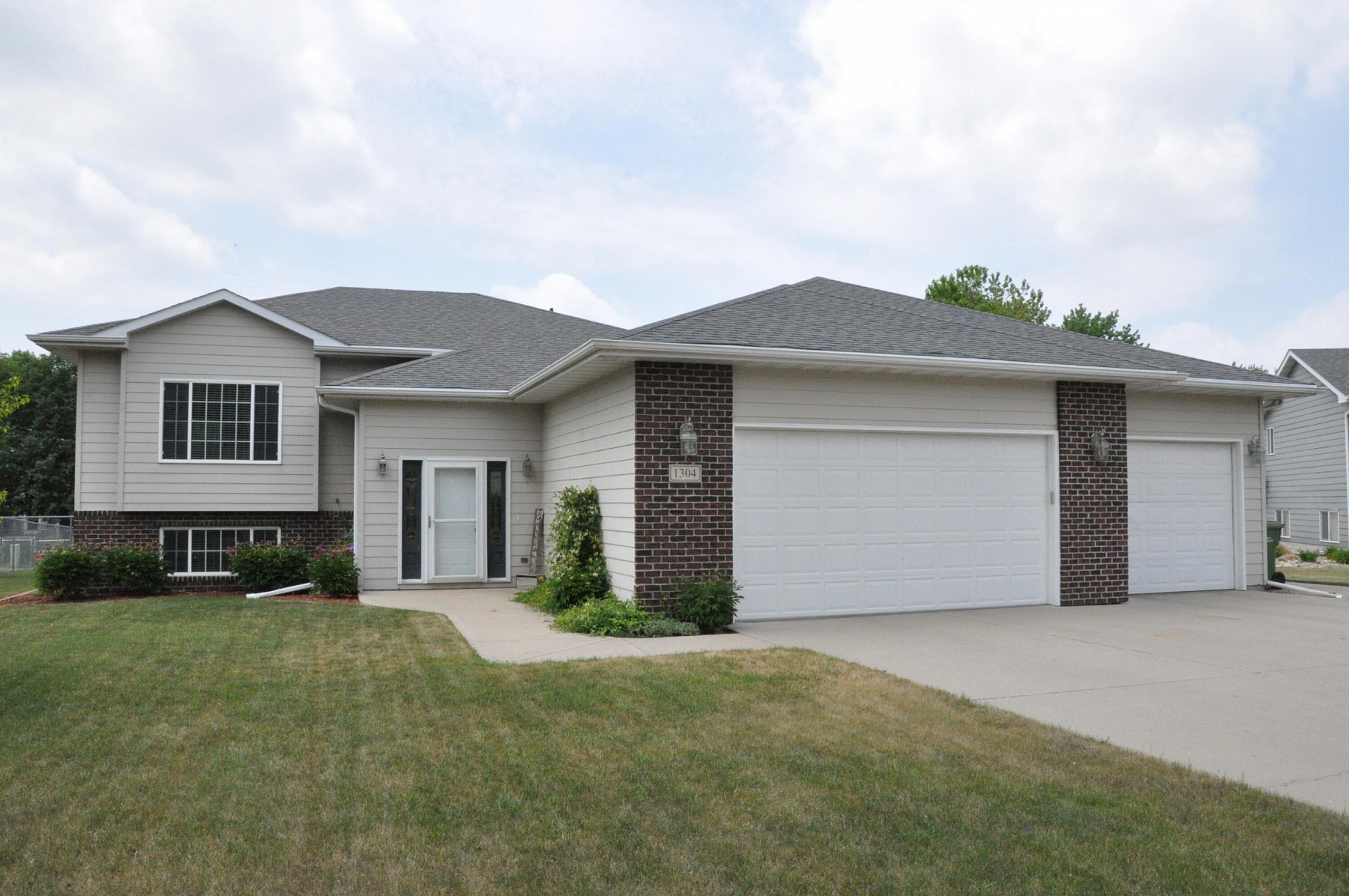1304 Yorktown Circle, Brookings, SD 57006