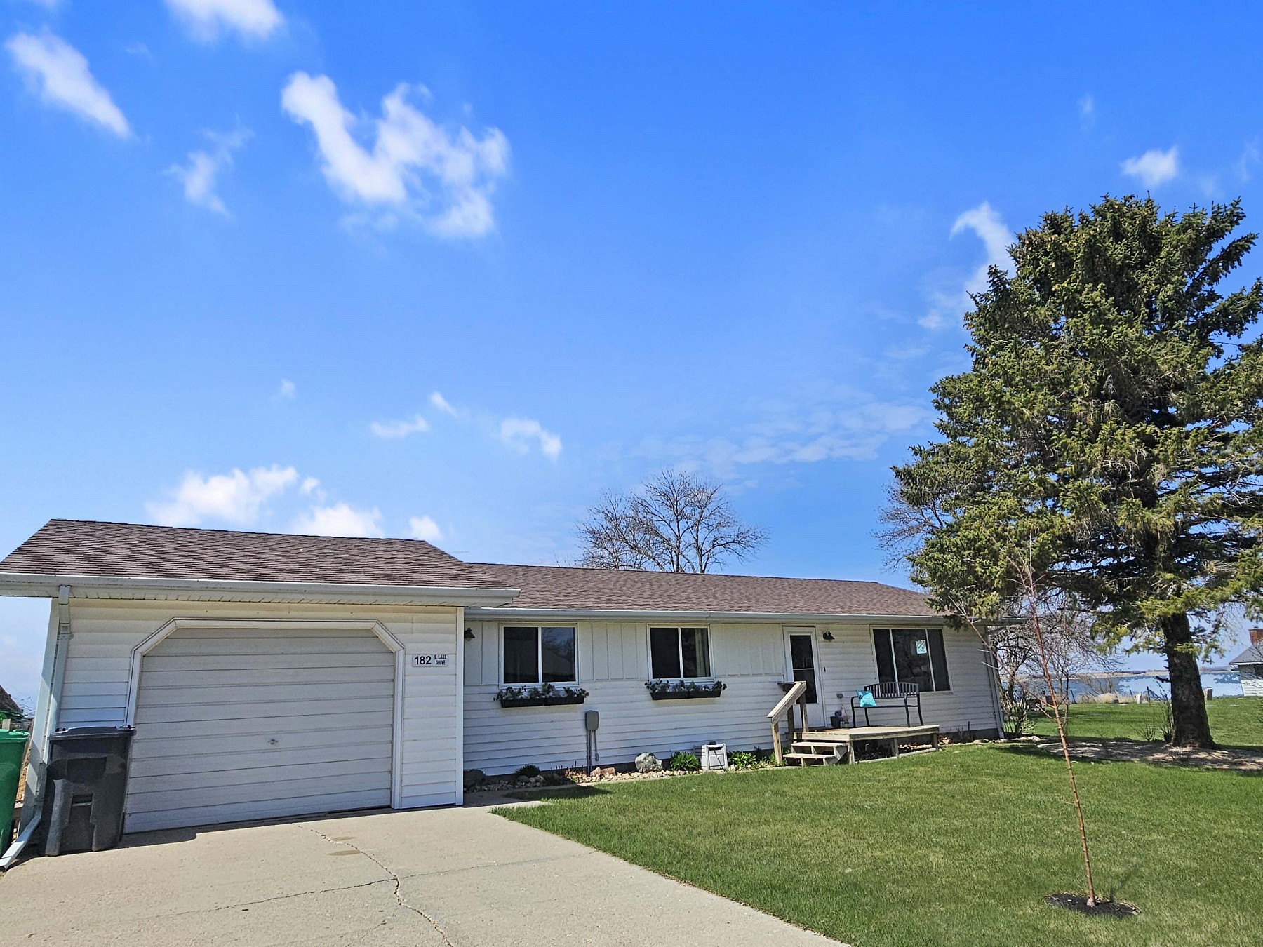 182 Lake Drive, Lake Poinsett, SD 57234
