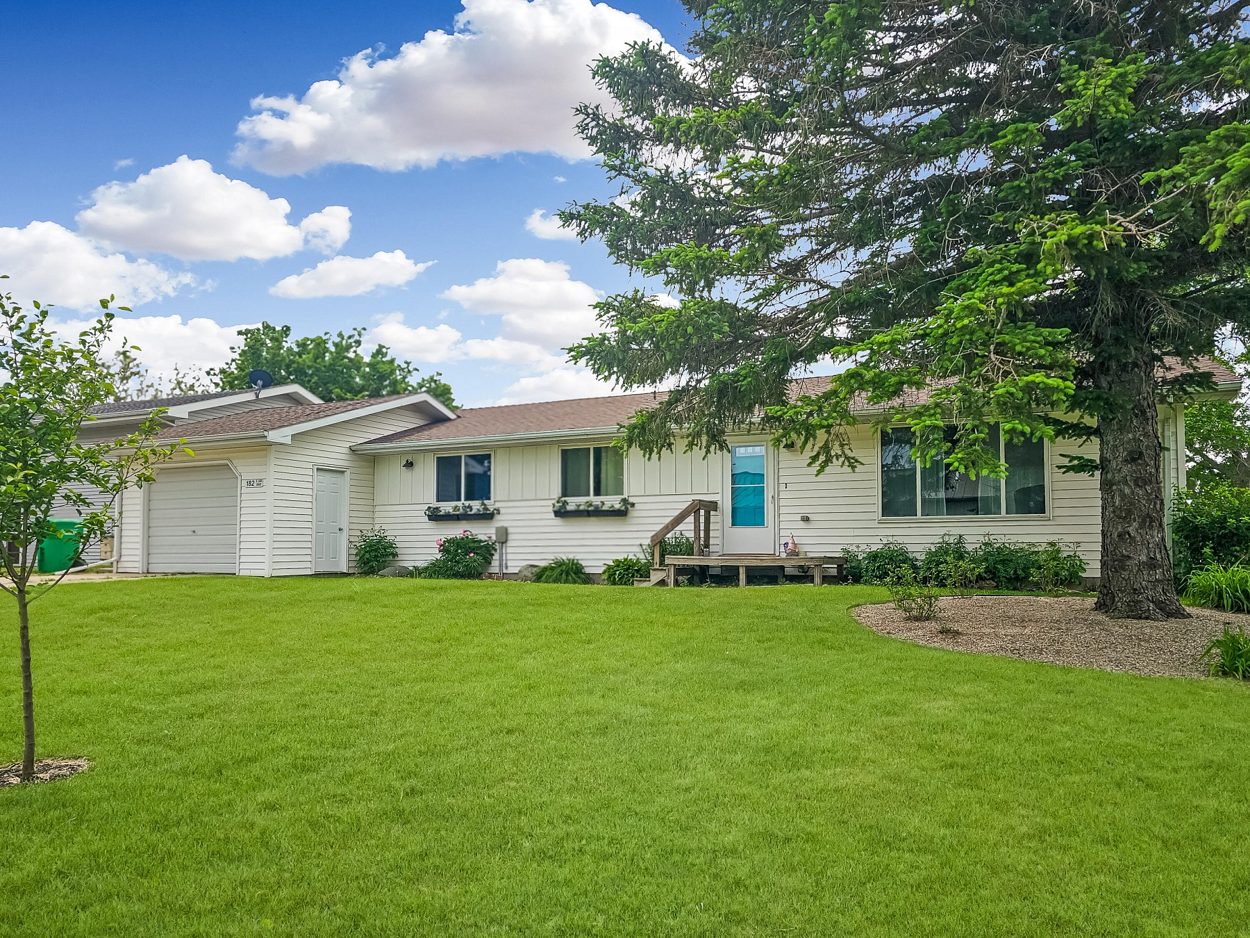 182 Lake Drive, Lake Poinsett, SD 57234