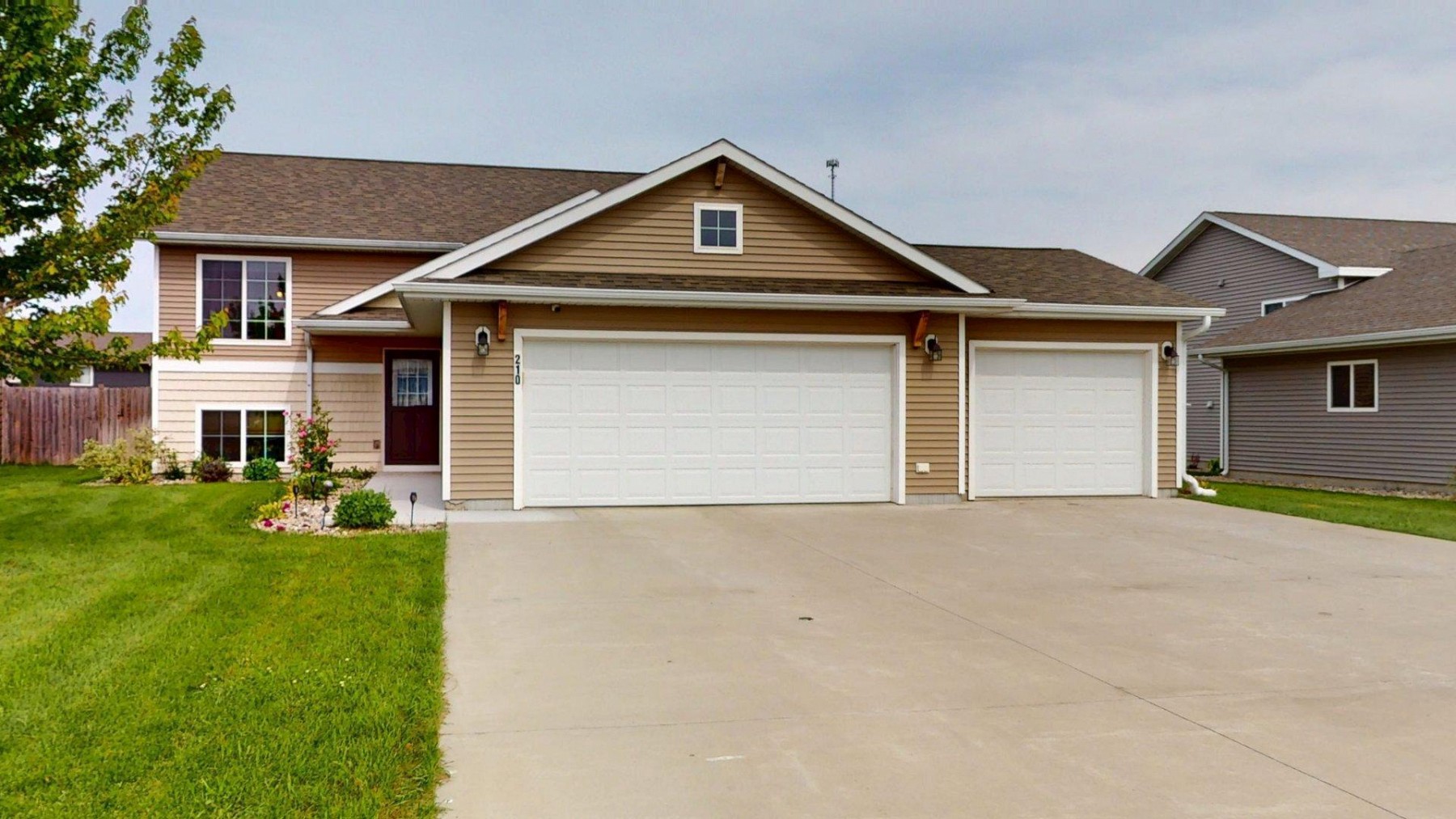 210 Lindsay Drive, Aurora, SD 57002