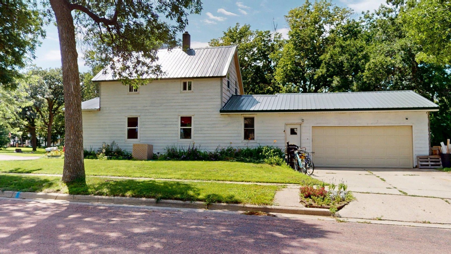 212 Broad Avenue, Flandreau, SD 57028