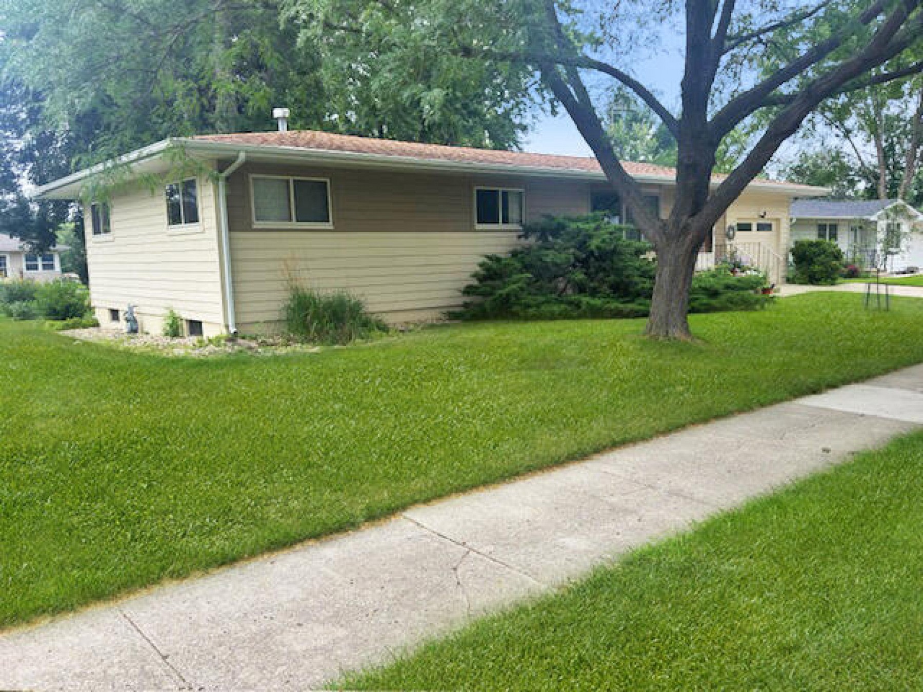 1811 Morningside Drive, Brookings, SD 57006