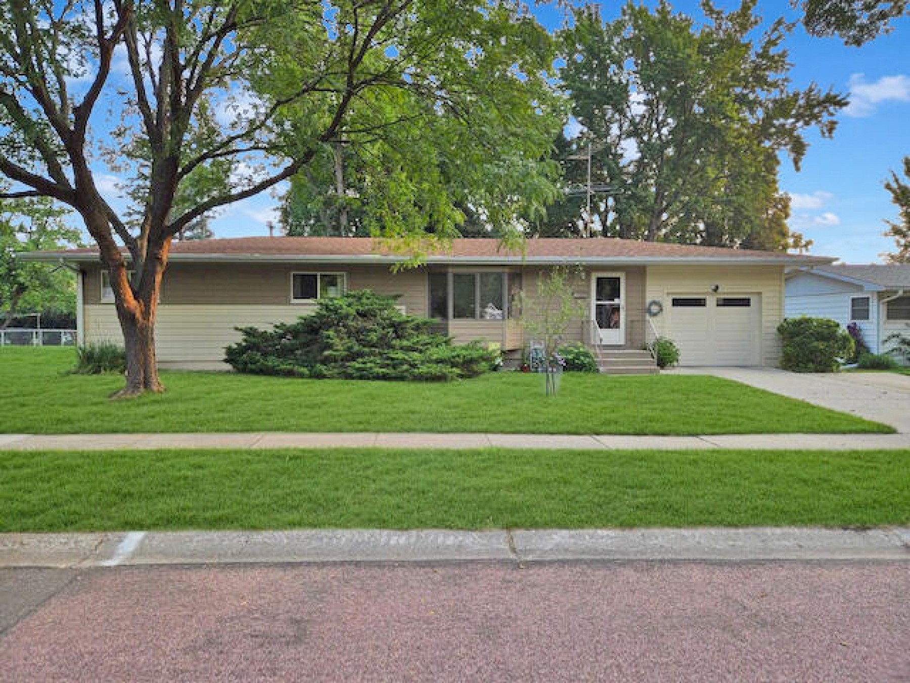 1811 Morningside Drive, Brookings, SD 57006