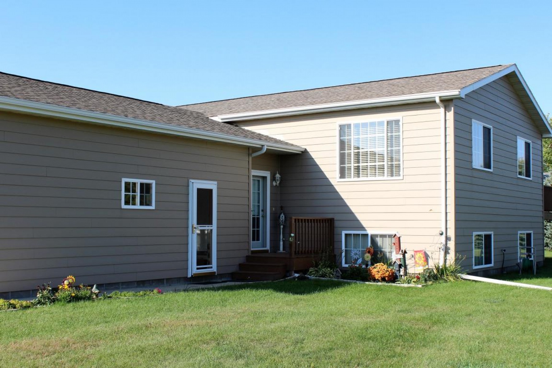 401 Ashley Avenue, Volga, SD 57071