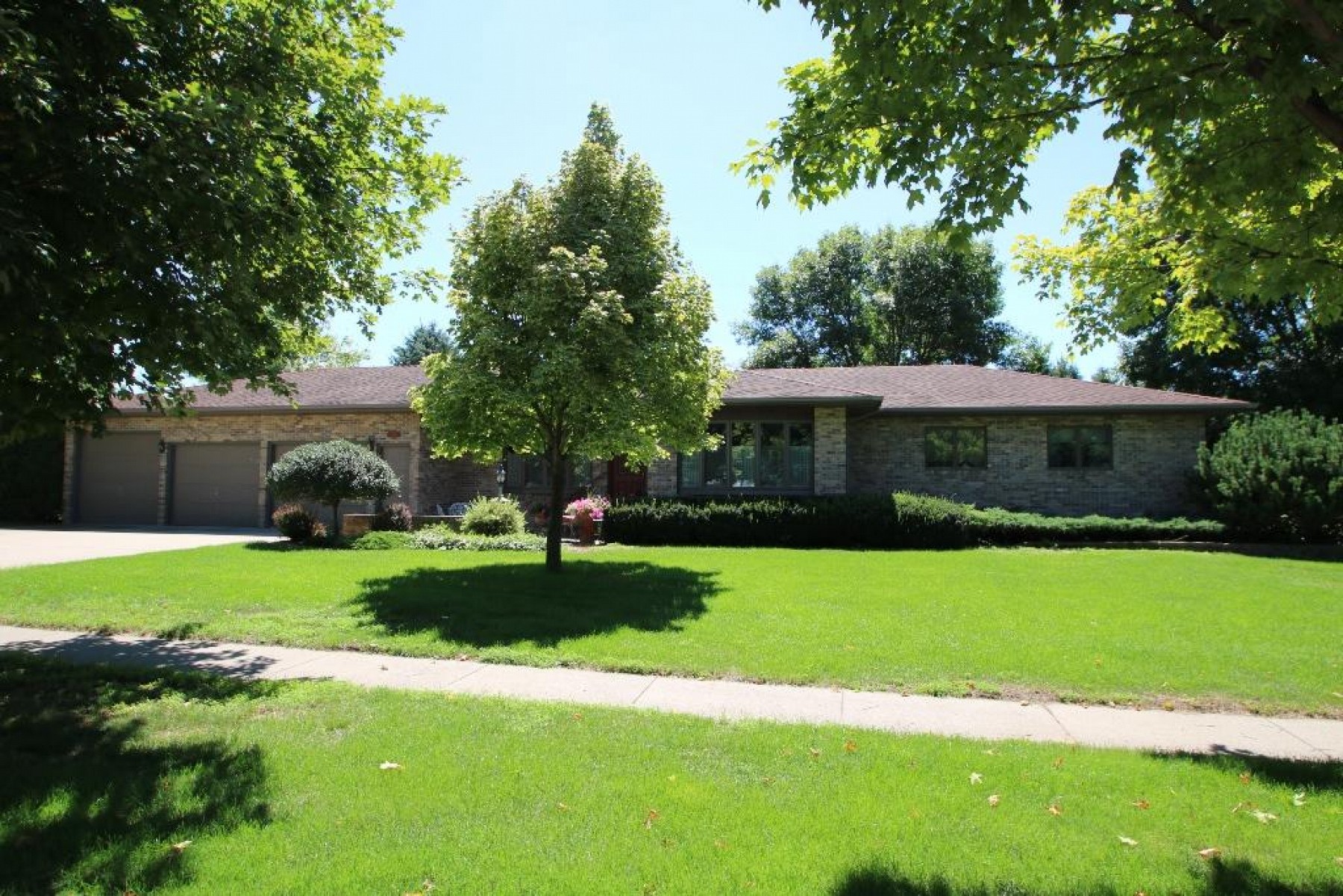 916 Arrowhead Pass, Brookings, SD 57006