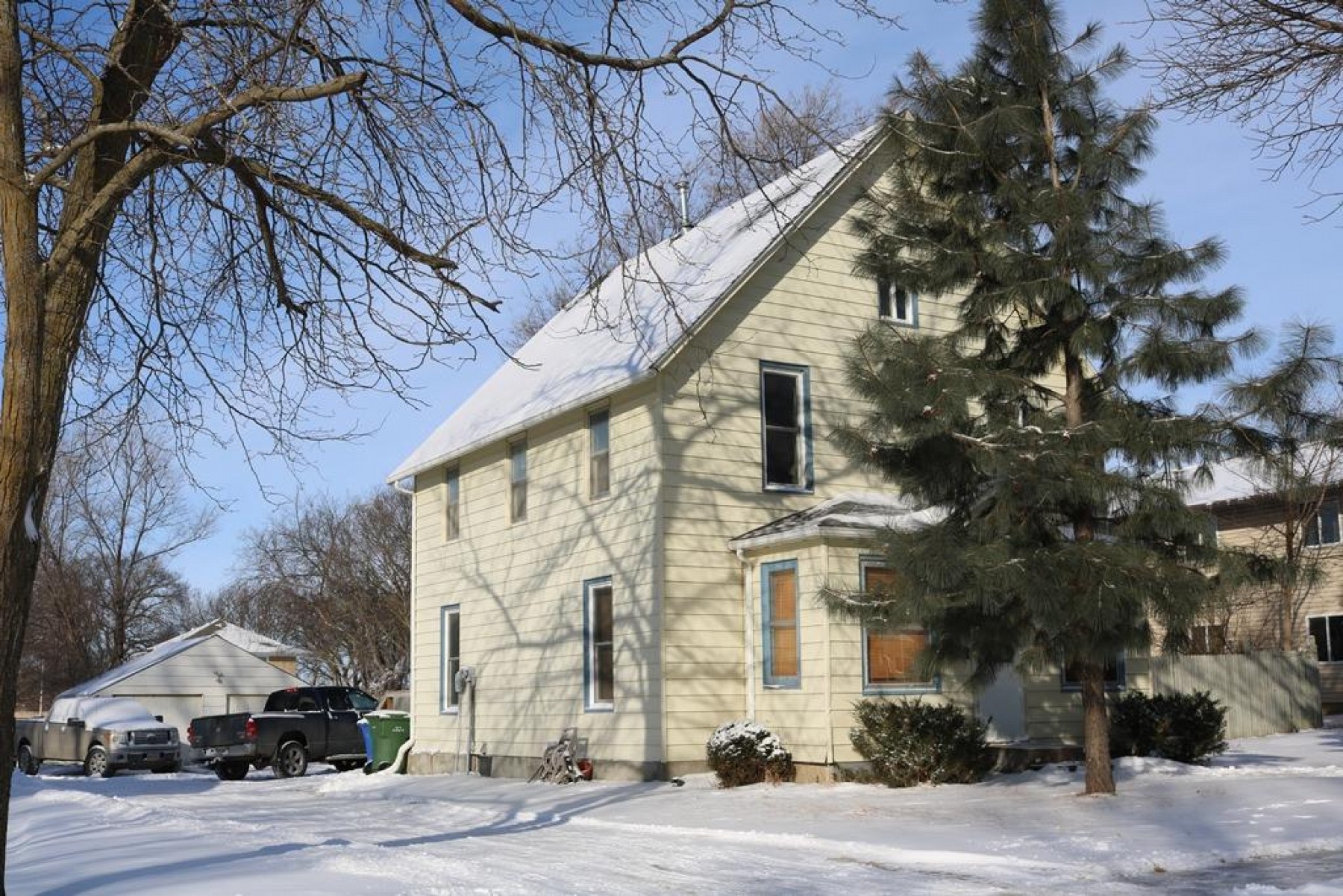 208 6th Ave S, Brookings, SD 57006