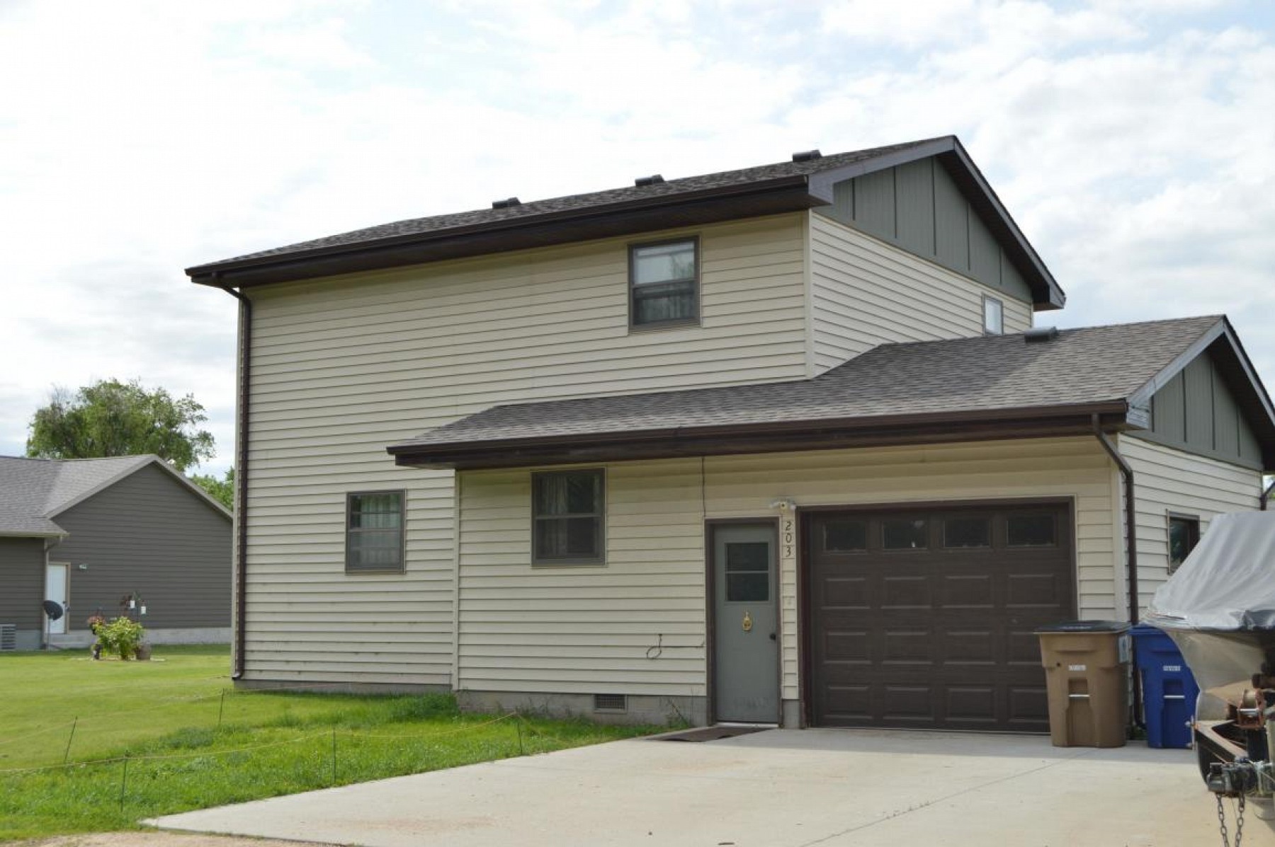203 BEALE Drive, Volga, SD 57071