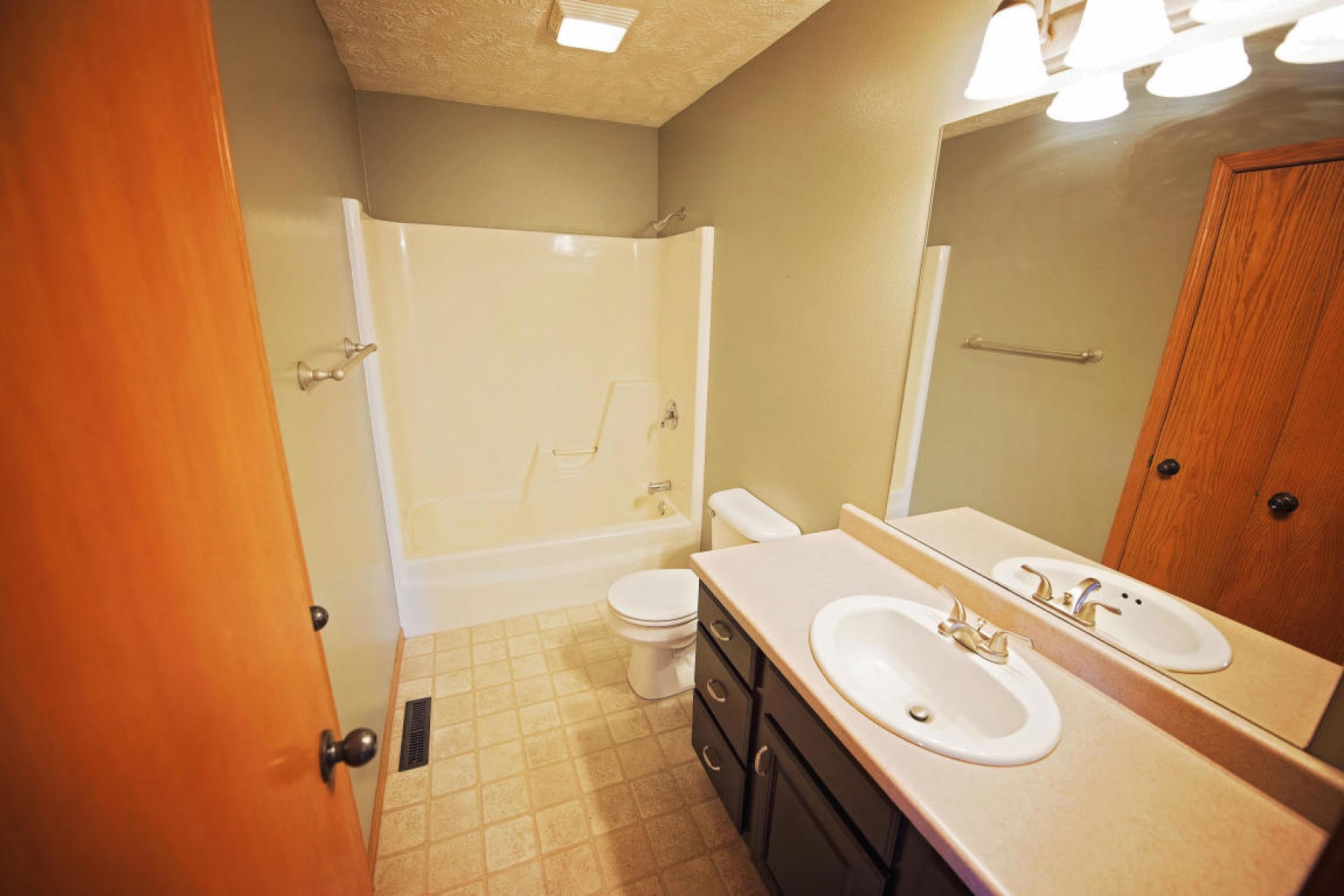 1034 Yorktown Drive, Brookings, SD 57006