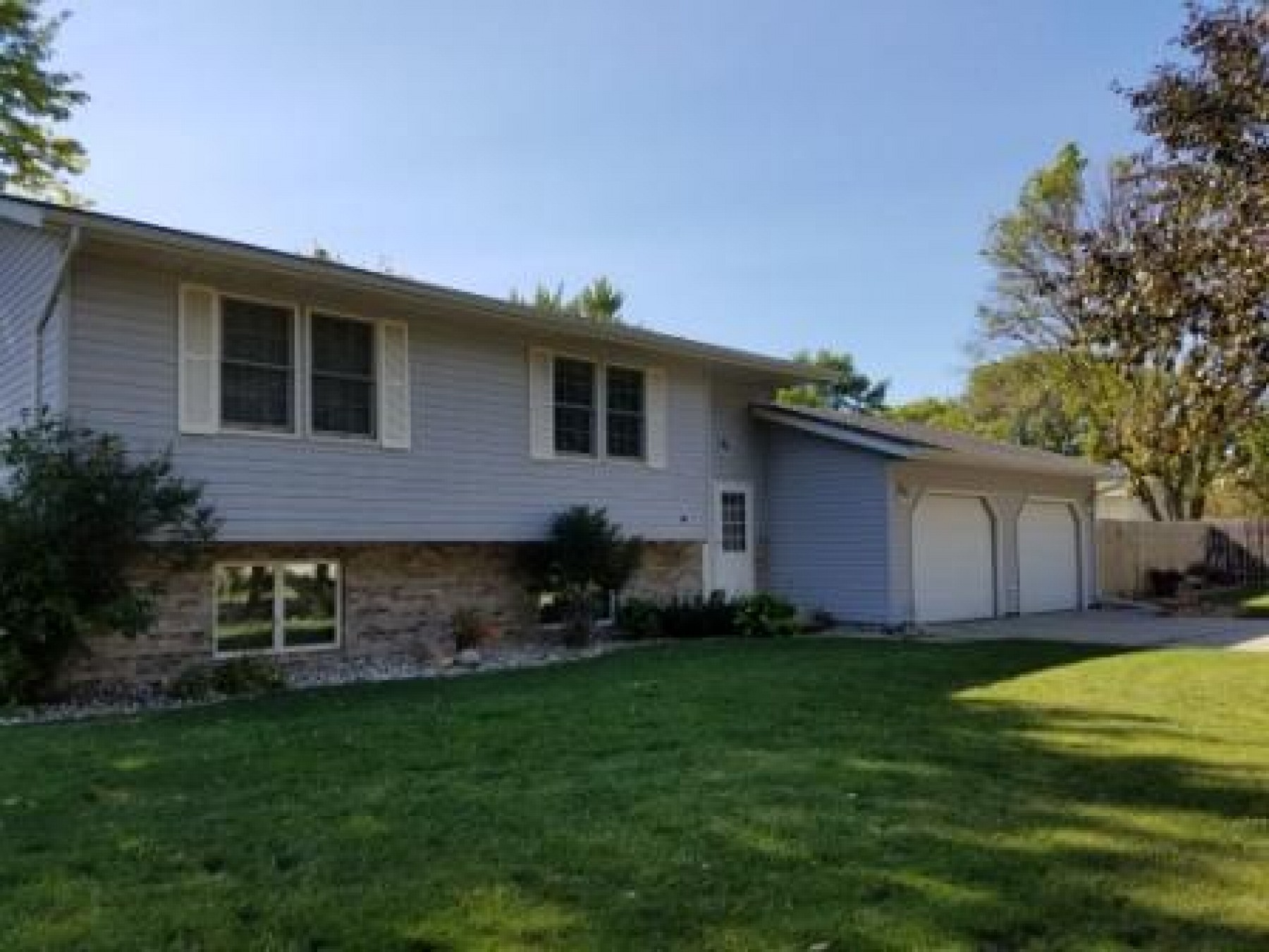 1216 Windsor Drive, Brookings, SD 57006