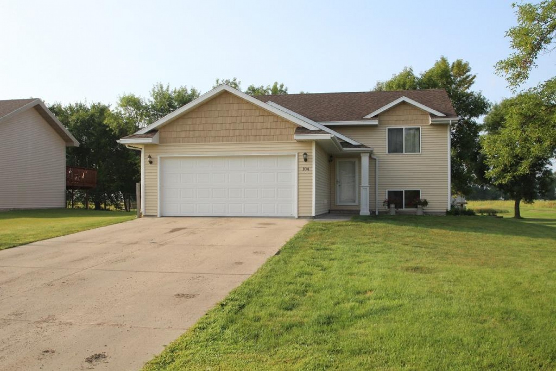 104 Twin Oaks Lane, Brookings, SD 57006