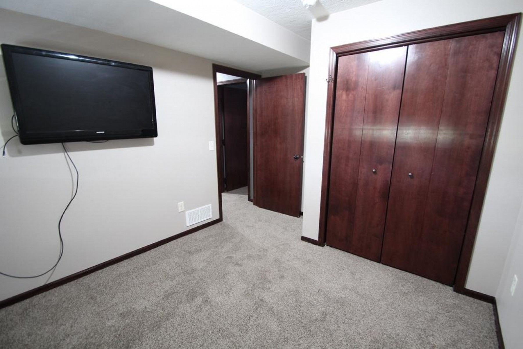 104 Twin Oaks Lane, Brookings, SD 57006