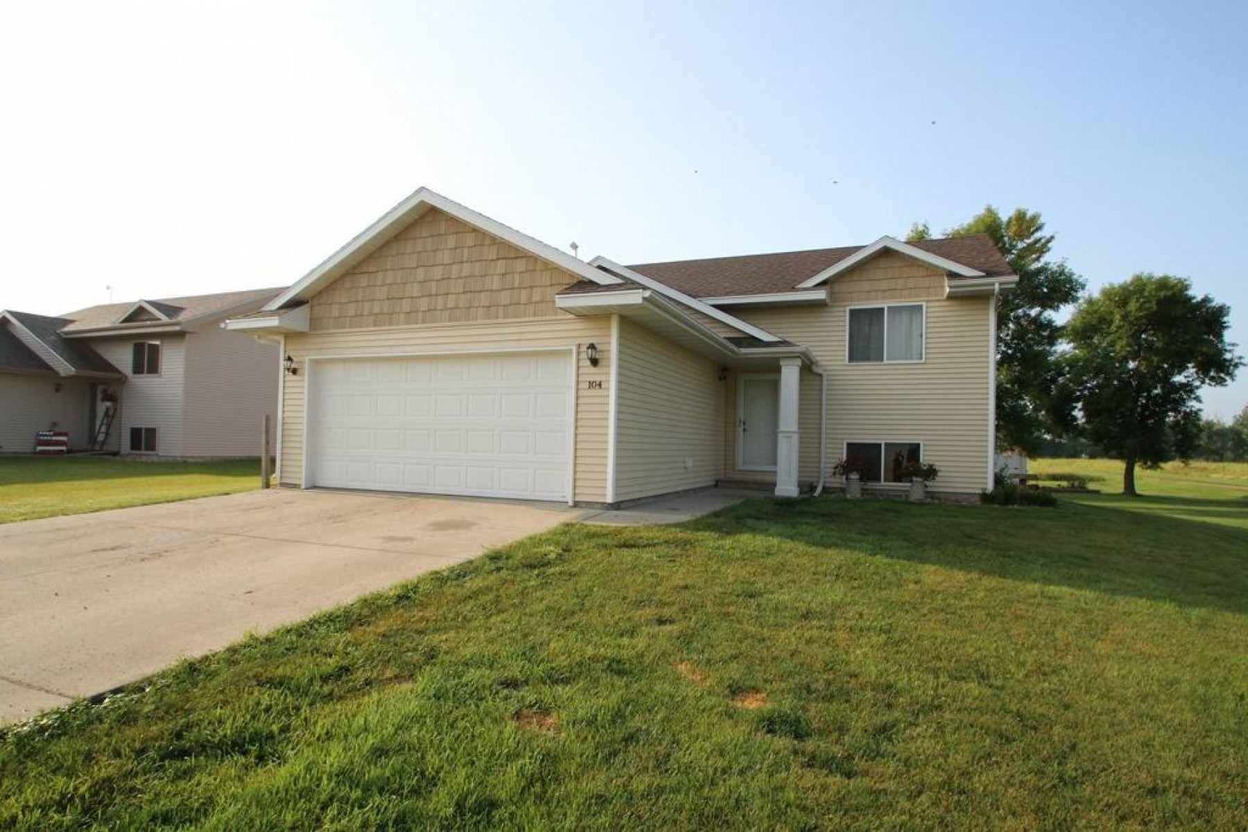 104 Twin Oaks Lane, Brookings, SD 57006