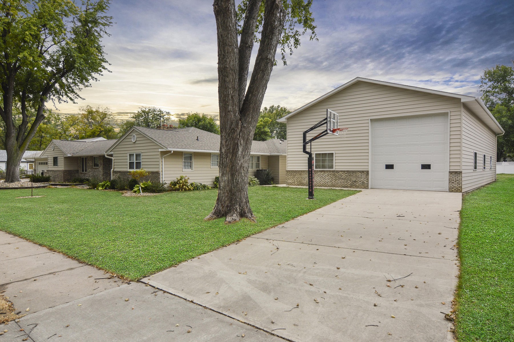 1733 Illinois Avenue SW, Huron, SD 57350