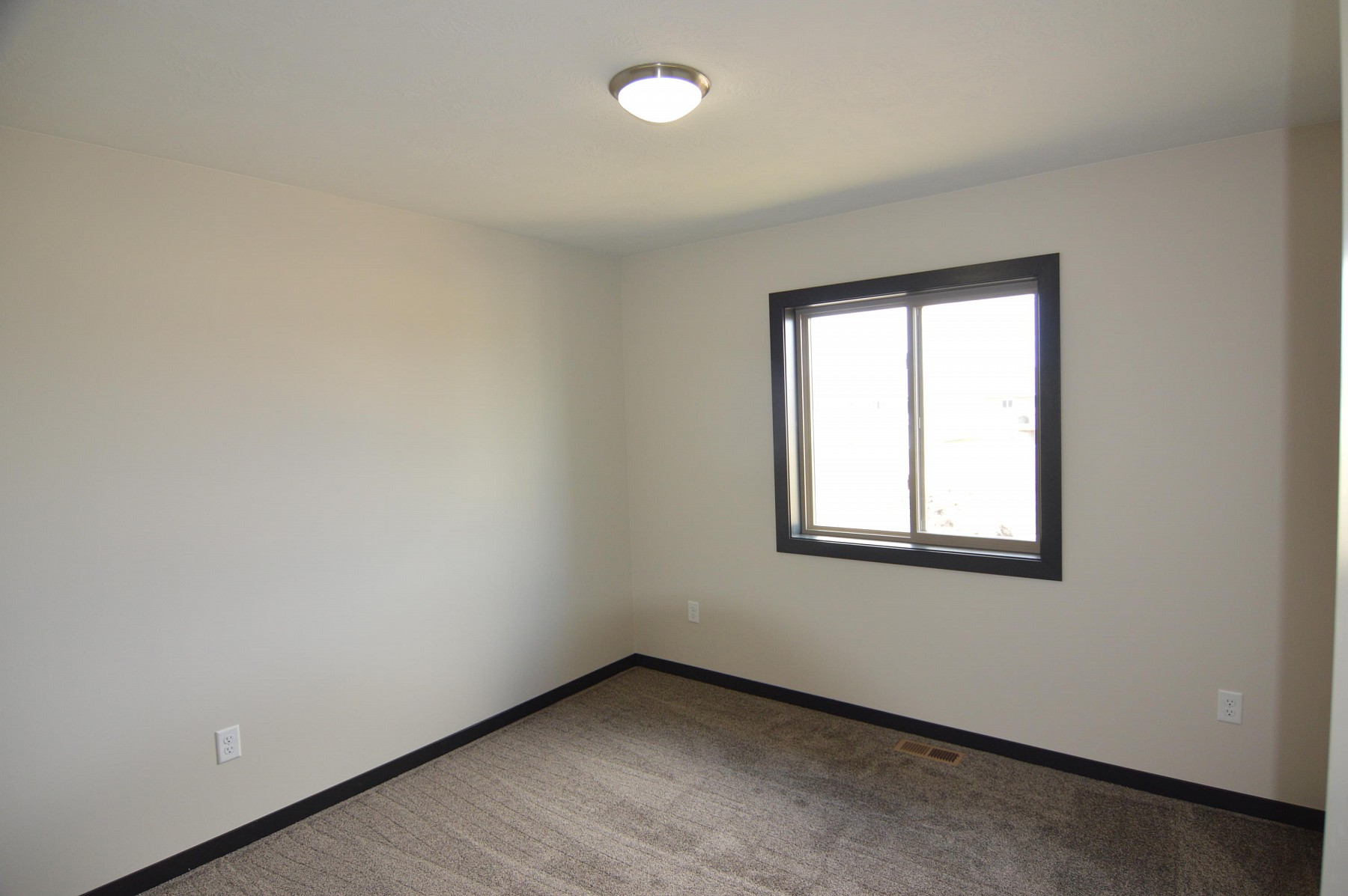 1333 4th Street, Madison, SD 57042