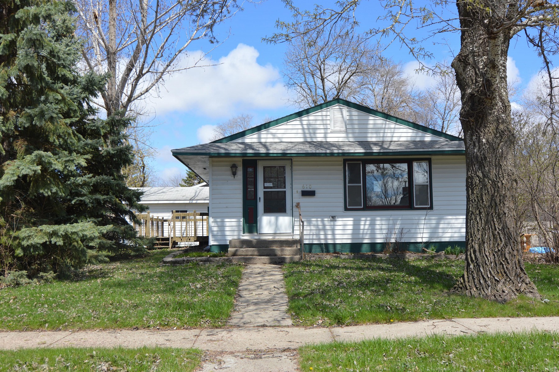610 3rd Street NW, Madison, SD 57042