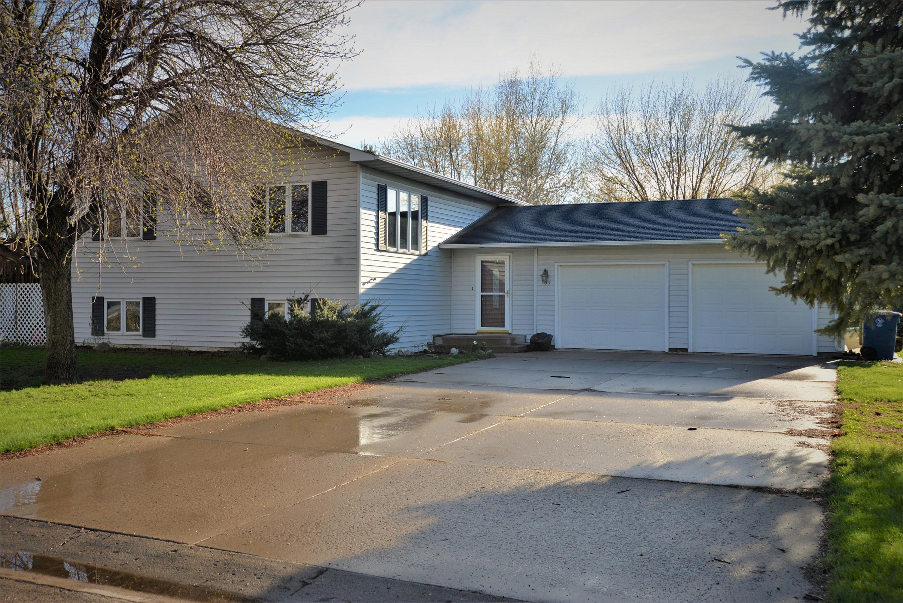105 Jefferson Avenue, Volga, SD 57071