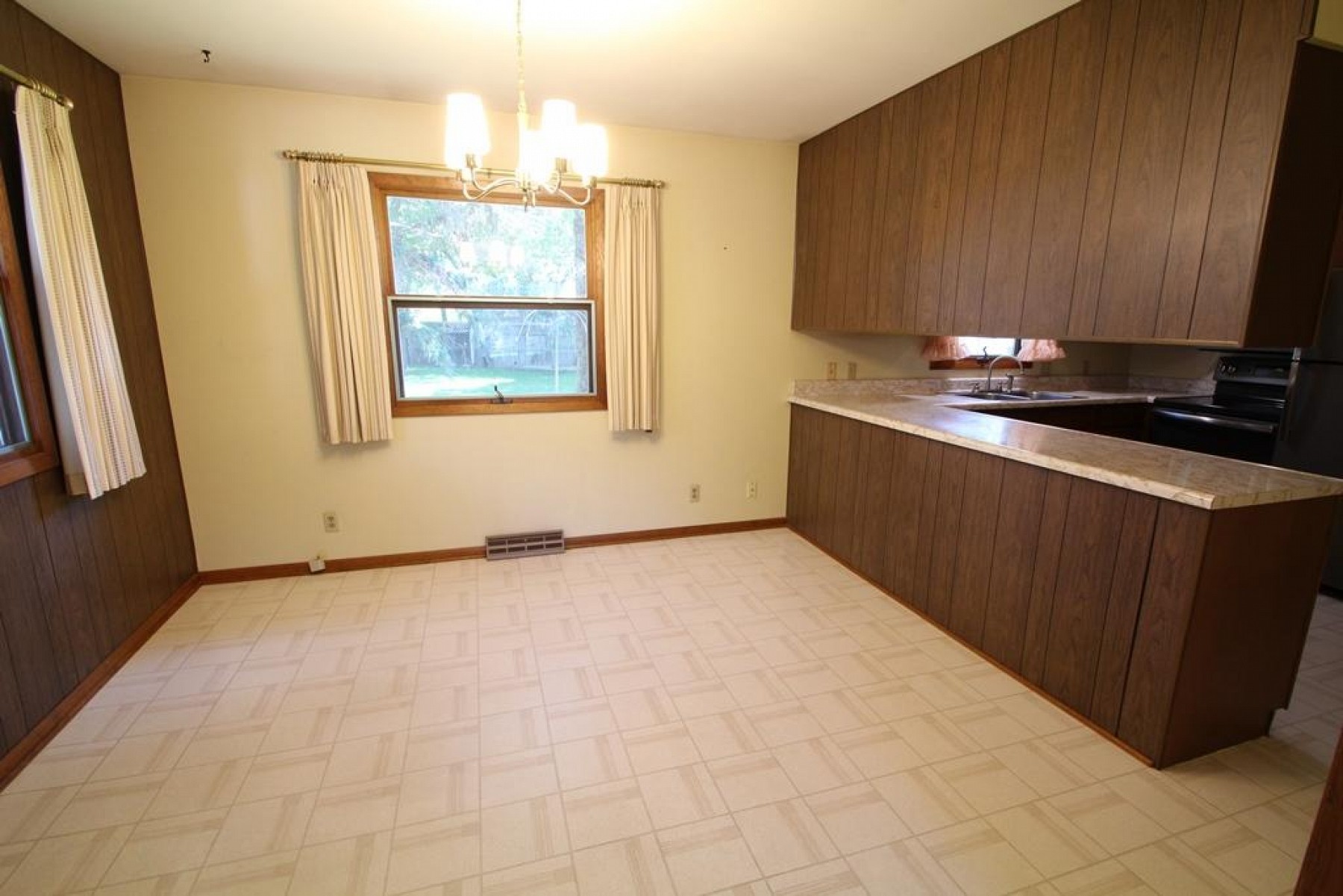 319 Dogwood Avenue, Brookings, SD 57006