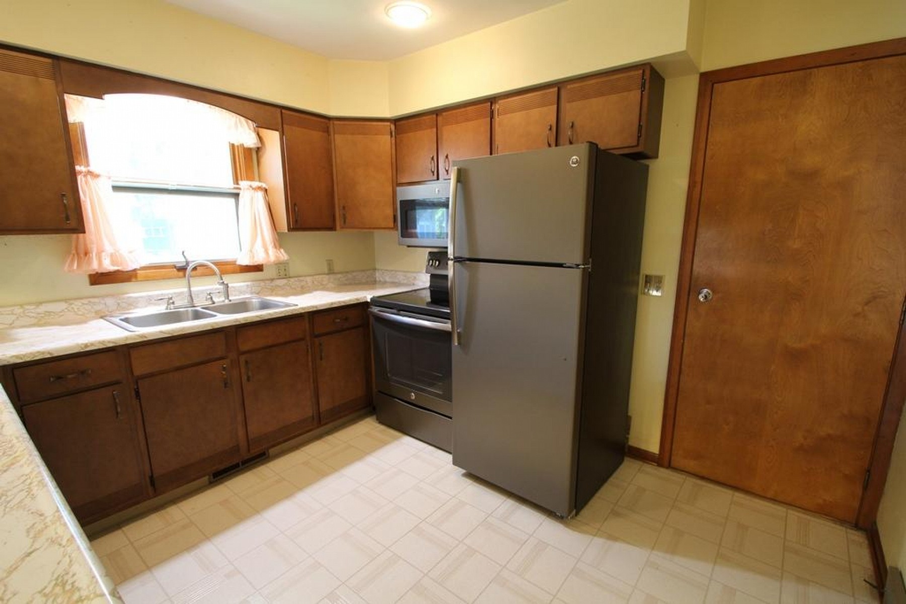 319 Dogwood Avenue, Brookings, SD 57006