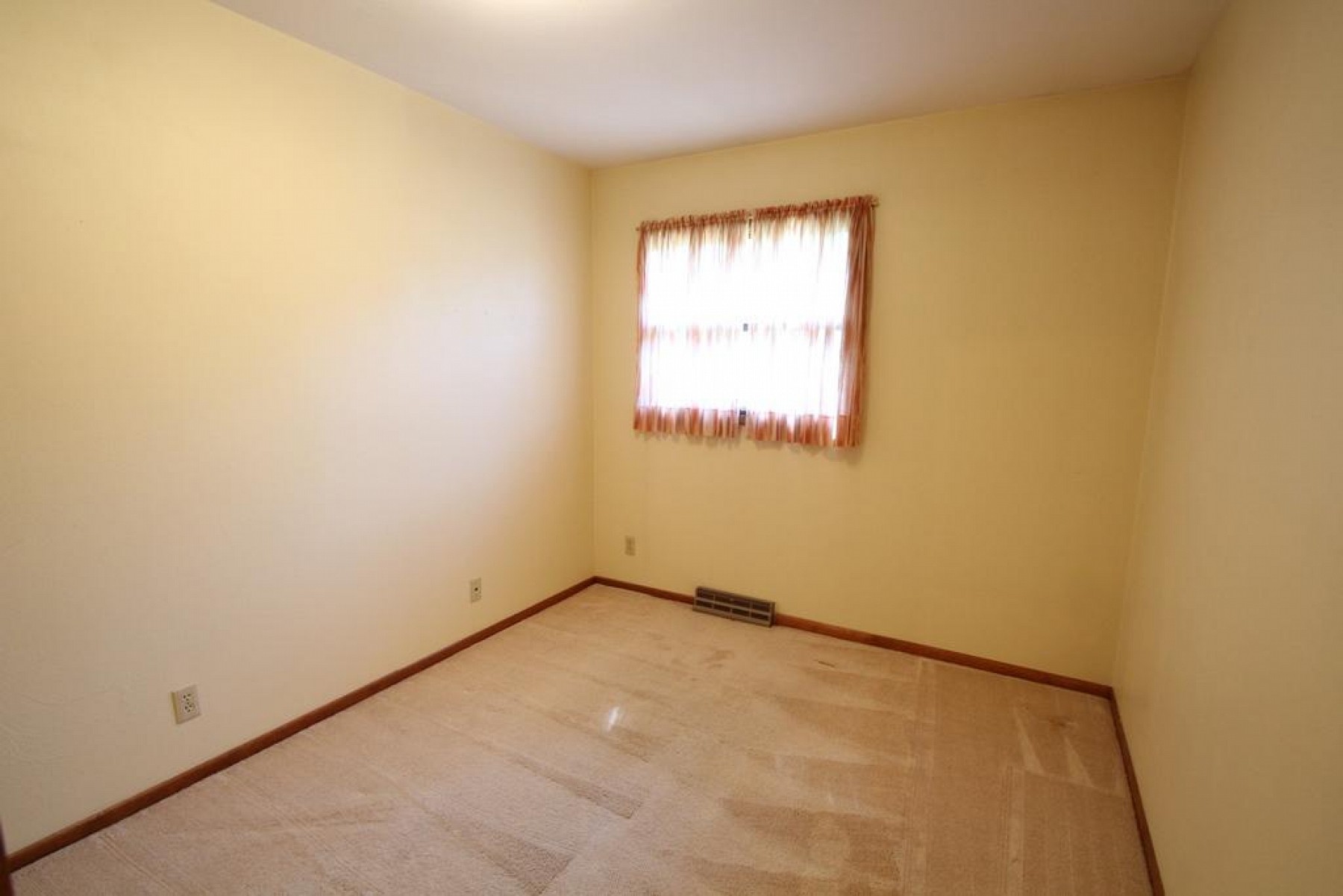 319 Dogwood Avenue, Brookings, SD 57006