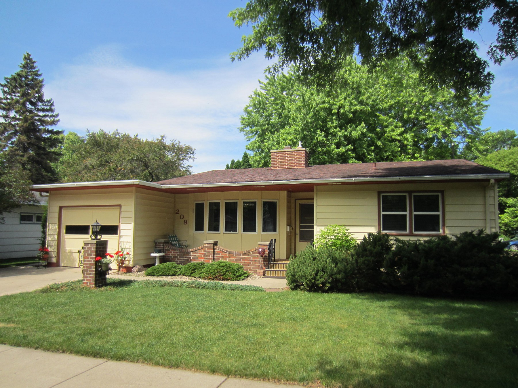 209 14th Avenue, Brookings, SD 57006
