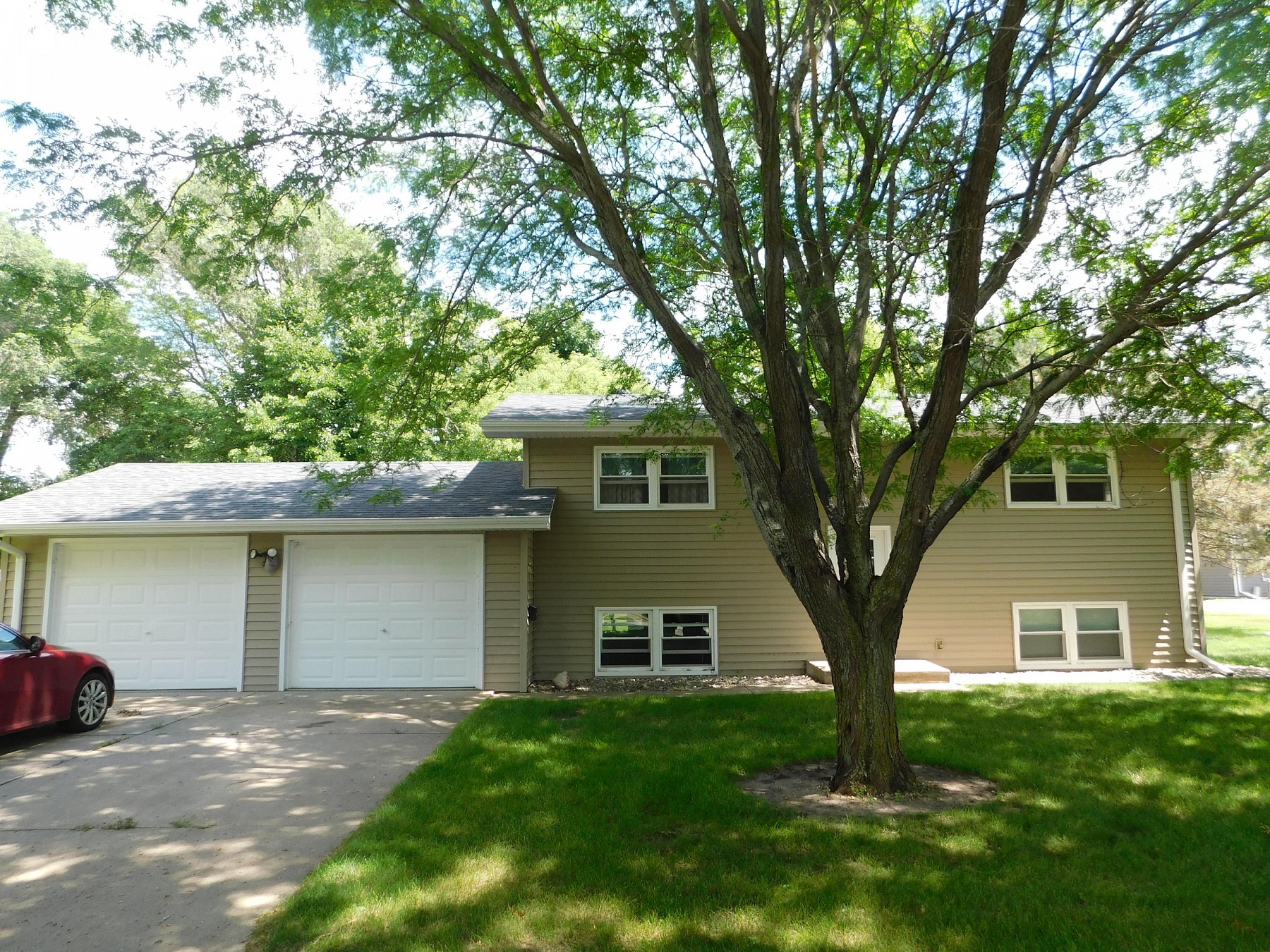109 12th Avenue S, Brookings, SD 57006